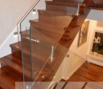 schody drewnine z balustrad szklan